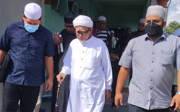 Abdul Hadi (tengah) selepas menyampaikan kuliah mingguan di Masjid Rusila di sini pada Jumaat.