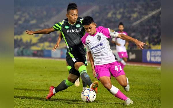 Arif Aiman (kanan) antara pemain muda tempatan yang mempamerkan prestasi cemerlang dalam saingan Liga Malaysia. -Foto Bernama