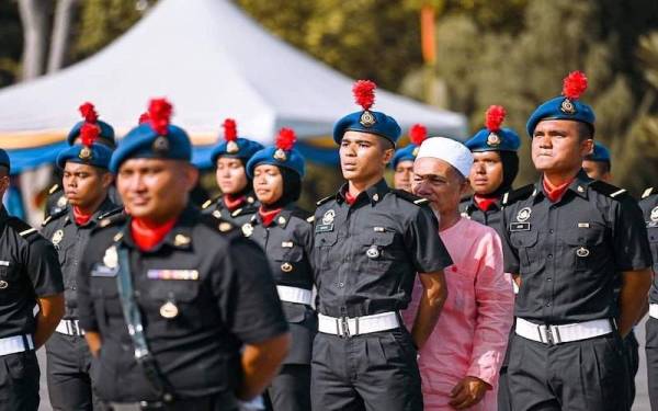 Tindakan Abdul Aziz mengangkat lalu memeluk anak saudaranya yang rebah menyentuh hati ramai orang