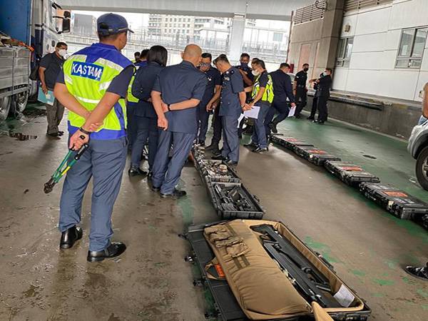 Pihak polis dan kastam melakukan pemeriksaan rutin di Kompleks B, Bangunan Sultan Iskandar, Johor Bahru, pada Khamis.