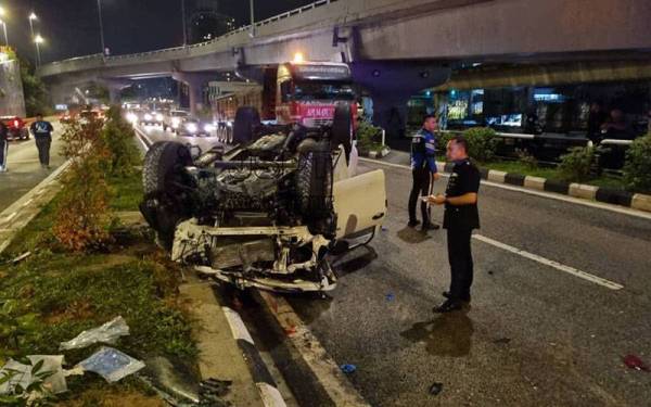 Anggota polis melakukan siasatan di lokasi kemalangan melibatkan tiga kenderaan di Jalan Kuching pada awal pagi Sabtu.