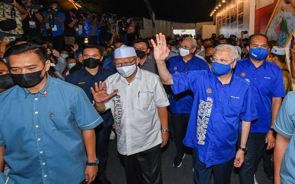 Ismail Sabri (dua dari kanan) ketika hadir merasmikan program Jelajah Aspirasi Keluarga Malaysia (AKM) Kelantan di Stadium Sultan Muhammad IV, pada Sabtu - Foto Bernama