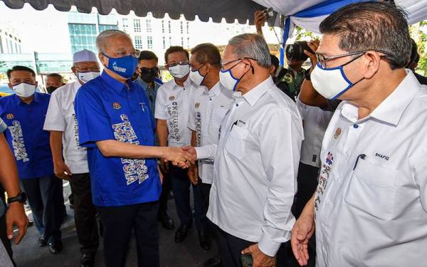 Ismail Sabri (tiga dari kiri) tiba bagi merasmikan program Jelajah Aspirasi Keluarga Malaysia (AKM) Kelantan di Stadium Sultan Muhammad IV, pada Sabtu. - Foto Bernama