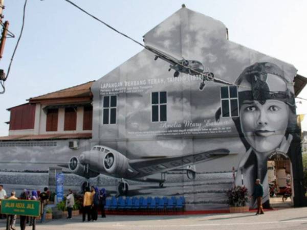 Lukisan mural juruterbang wanita Amerika Syarikat, Amelia Earhart di Jalan Abdul Jalil, Taiping diiktiraf sebagai lukisan mural tiga dimensi terbesar di Malaysia oleh The Malaysia Book of Record (MBOR). - Foto Bernama