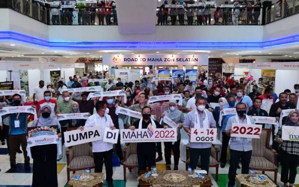 Ahmad (tengah) bersama para pengunjung ketika hadir merasmikan Program &#039;Road to Maha 2022 Zon Selatan di Plaza Angsana Johor Bahru hari ini. - Foto Bernama