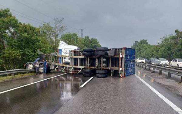 Pengguna Lebuhraya Utara Selatan (PLUS) di Kilometer 318.4 Lebuhraya Utara Selatan arah selatan terperangkap dalam kesesakan trafik sepanjang tujuh kilometer berikutan insiden sebuah lori kontena terbalik. - Foto Bernama