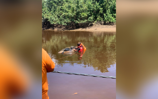 Anggota bomba berusaha membawa keluar MPV yang ditemui terbenam di dasar Sungai Api-Api, Nenasi, Pekan pada Sabtu