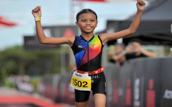 Hannah Zahra mengungguli kategori bawah 12 tahun Iron Kids selepas menghabiskan displin berenang 100 meter, berbasikal 4 kilometer dan berlari 1.3 kilometer sempena Ironman 70.3 Desaru Coast di Desaru Coast. - Foto Bernama
