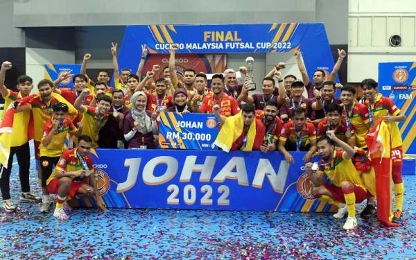 Barisan pemain dan pegawai Selangor MAC meraikan kejayaan mereka selepas menundukkan Pahang Rangers dalam aksi final Piala Futsal Malaysia 2022 di Kompleks Sukan Negara Panasonic, Shah Alam pada Sabtu. - Foto Bernama