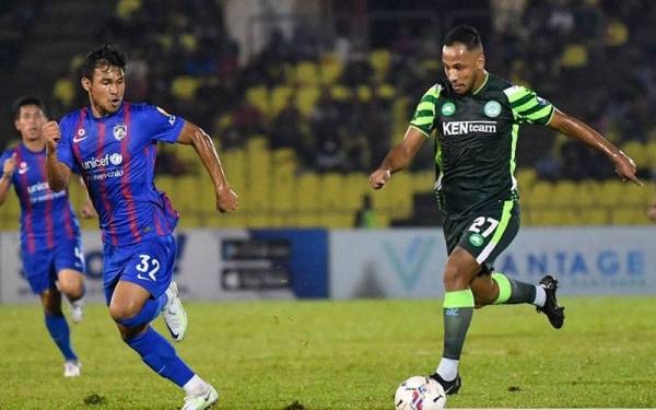 Pemain MUFC, Adriano Aparecido Narcizo (kanan) cuba melepasi pemain pertahanan JDT, Shahrul Mohd Saad (kiri) pada aksi saingan suku akhir Piala FA di Stadium Hang Jebat malam tadi. - Foto Bernama