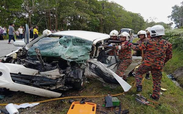 Anggota bomba membantu mengeluarkan mangsa yang tersepit.