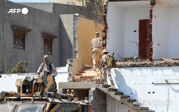 Pertempuran meletus antara dua kumpulan bersenjata yang bersaing merebut kawasan di Tripoli pada Khamis dan berlarutan sehingga Jumaat. - Foto AFP