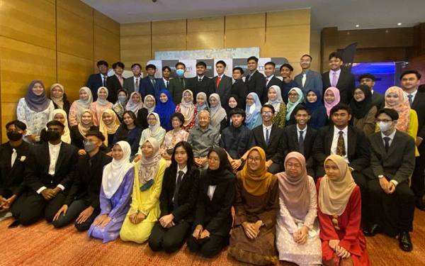 Dr Mahathir (tengah) bergambar bersama peserta Wacana Halatuju Sistem Pendidikan dan Pembelajaran Dalam Talian Negara 2021 PTTI yang berlangsung di salah sebuah hotel di sini pada Ahad.