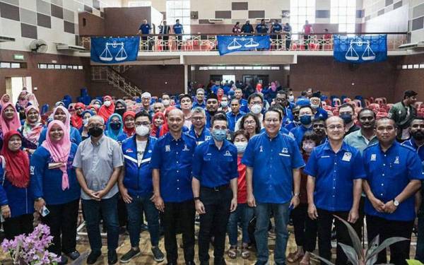 Shahril merasmikan penutup program pemantapan gerak kerja parti anjuran Pemuda BN Alor Gajah di Selandar.