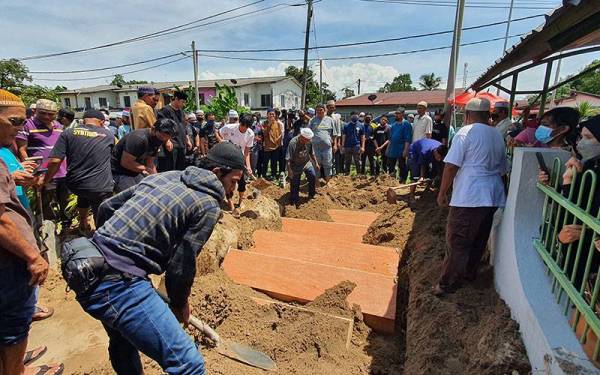 Jenazah lima sekeluarga dikebumikan dalam satu liang lahad di Tanah Perkuburan Islam Masjid Jamek Haji Abdul Rashid di Kampung Permatang Sungai Dua, di sini pada Ahad.