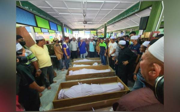 Jenazah lima sekeluarga tiba di Tanah Perkuburan Islam Masjid Jamek Haji Abdul Rashid sebelum dikebumikan dalam satu liang lahad di Tanah Perkuburan Islam Masjid Jamek Haji Abdul Rashid di Kampung Permatang Sungai Dua pada Ahad.