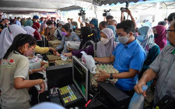 Orang ramai tidak melepaskan peluang membeli barangan keperluan di khemah jualan Keluarga Malaysia sempena Program Jelajah AKM Kelantan di Stadium Sultan Muhammad IV pada Ahad. - Foto Bernama