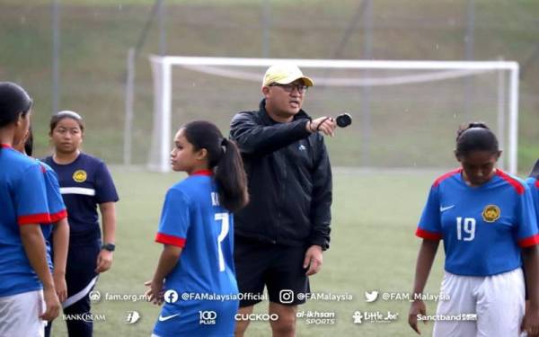 Keng Lin (tengah), memberikan arahan kepada pemain-pemain skuad B-18 tahun wanita negara pada sesi latihan sebelum berlepas ke Palembang, baru-baru ini. - Foto FB FAM