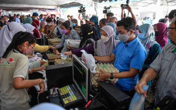 Orang ramai tidak melepaskan peluang membeli barangan keperluan di khemah jualan Keluarga Malaysia sempena Program Jelajah AKM Kelantan di Stadium Sultan Muhammad IV hari ini. - Foto Bernama