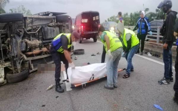 Mayat mangsa diserahkan kepada polis untuk tindakan selanjutnya. - Foto Bomba Perak