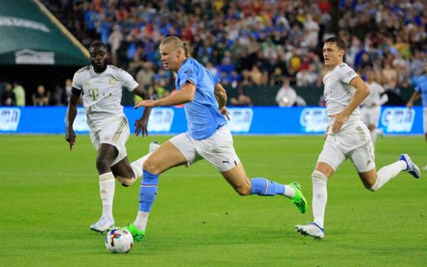 Haaland cuba melepaskan diri dari kawalan para pemain Bayern Munich dalam aksi pramusim di Lambeau Field, Green Bay, Wisconsin. - Foto AFP