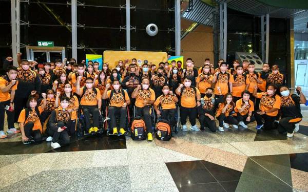 Kontinjen Malaysia melaungkan kata-kata semangat &#039;Malaysia Boleh&#039; di KLIA sebelum menyahut cabaran pada Sukan Komanwel Birmingham 2022.