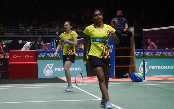 Thinaah (kanan) dan Pearly semasa menggalas cabaran Malaysia di Terbuka Malaysia di Axiata Arena Bukit Jalil baru-baru ini. - Foto Bernama