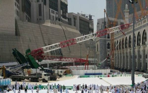  Gambar fail menunjukkan kren tumbang di Masjidil Haram, Makkah pada September 2015. - Foto AFP