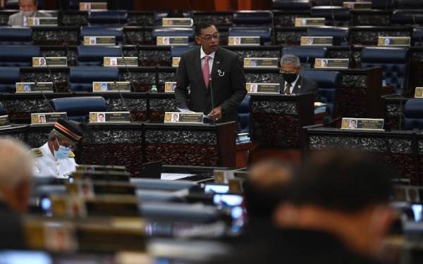  mbalan Menteri Kementerian Perdagangan Dalam Negeri dan Hal Ehwal Pengguna (KPDNHEP) merangkap Ahli Parlimen Hulu Terengganu Datuk Rosol Wahid menjawab soalan dalam Mesyuarat Kedua Penggal Kelima Parlimen ke-14 bagi Dewan Rakyat di Bangunan Parlimen, pada Isnin. - Foto Bernama
