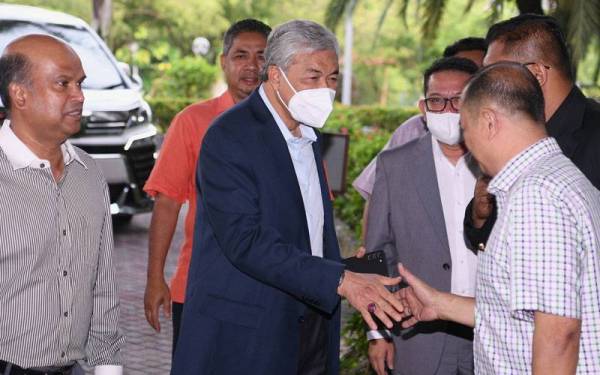 Ahmad Zahid Hamidi (tengah) hadir di Kompleks Mahkamah Tinggi Shah Alam hari ini bagi perbicaraan berhubung kes rasuah berkaitan Sistem Visa Negara (VLN). - Foto Bernama