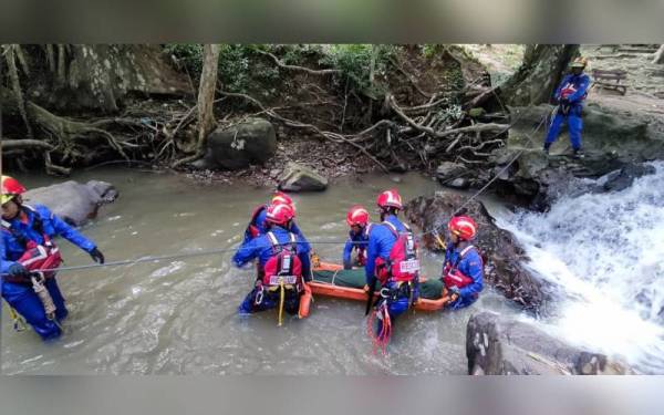 Anggota APM Kedah melakukan kerja menyelamat selepas menemui 'mangsa' di Taman Rekreasi Eko Rimba Bukit Wang, Jitra pada Isnin.