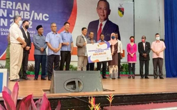 Aminuddin (tengah) ketika menyampaikan geran JMB/MC bagi tahun 2022 Majlis Bandaraya Seremban pada Isnin.