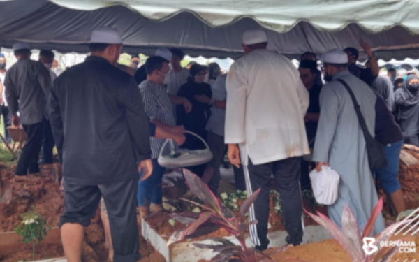 Jenazah Allahyarham Tan Sri Mustapha Kamal Abu Bakar selamat disemadikan di Tanah Perkuburan Islam Bukit Kiara kira-kira tiga petang tadi. - Foto Bernama