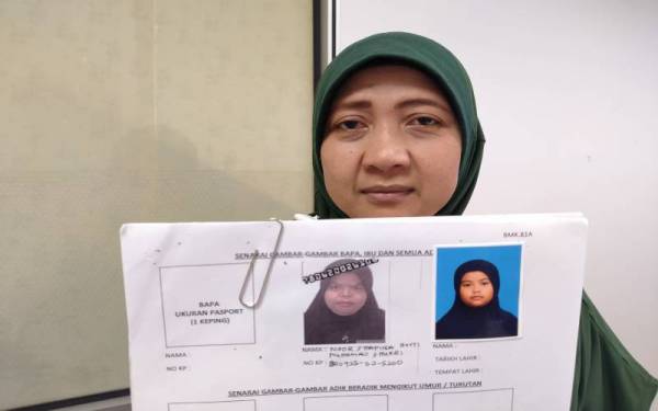 Natrah menunjukkan gambar ibu kandung Nur Fatihah, Noor Shapina (kiri) yang sehingga kini gagal dikesan.