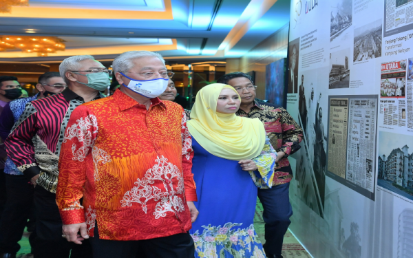 Perdana Menteri, Ismail Sabri Yaakob melihat ruang pameran ketika hadir pada Majlis Makan Malam Ulang Tahun UDA ke-50 di Petaling Jaya malam ini. Turut hadir Noh, dan Norliza. - Foto Bernama