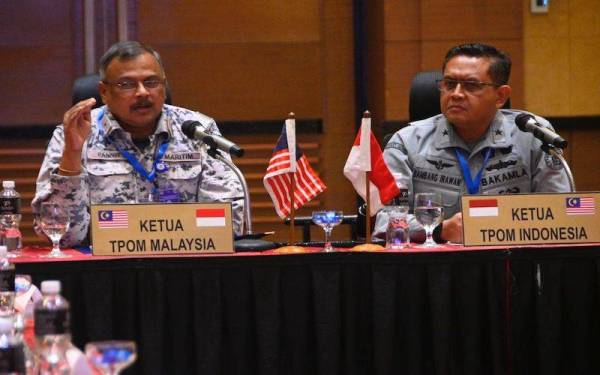 Wakil dari agensi penguatkuasaan maritim dari kedua-dua negara semasa menyempurnakan majlis pelancaran Paktor Optima. Foto Maritim Malaysia.