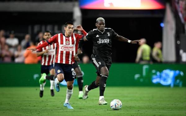 Pogba berjaya melepas kawalan pemain Chivas Guadalajara pada aksi persahabatan pra-musim, Sabtu lalu - Foto Getty Images