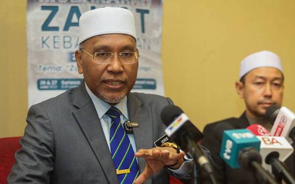 Menteri di Jabatan Perdana Menteri (Hal Ehwal Agama) Datuk Idris Ahmad (kiri) bercakap kepada pemberita semasa sidang media pada Muzakarah Zakat Kebangsaan 2022 hari ini.