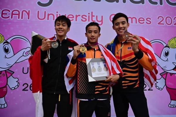 Zheng Yong (tengah) menunjukkan pingat emasnya yang dimenangi pada acara 400 meter gaya bebas bersama dengan pemenang tempat kedua Nicholas Karel(Kiri) dan pemenang gangsa Wilson(Kanan).