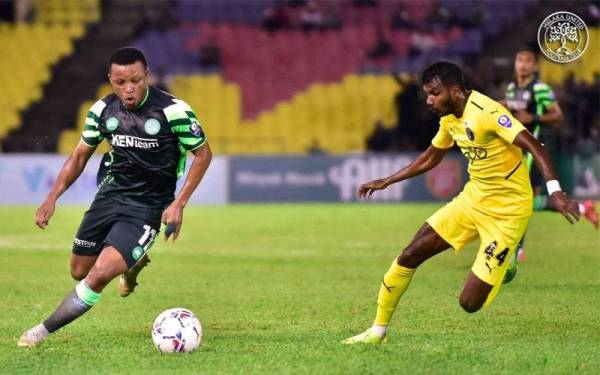 Pemain MUFC, Emmanuel Oti (kiri) cuba melepasi kawalan pemain Penang FC, Muhammad Gopi Rizqi Ramachandran pada aksi Liga Super di Stadium Hang Jebat, Paya Rumput. - Foto Melaka United Football Club