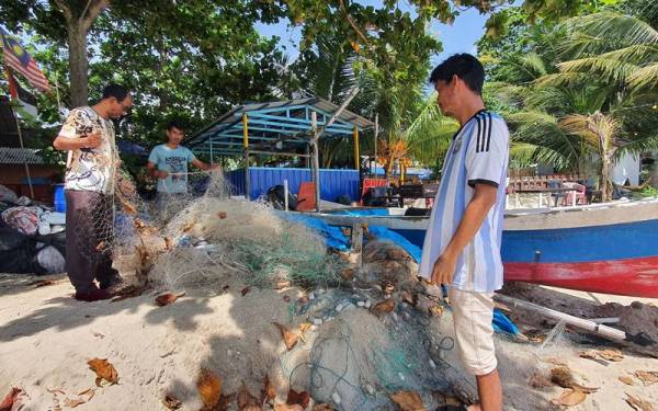 Nelayan juga terpaksa menangung kos penyelenggaraan enjin yang mahal selain harga peralatan menangkap ikan yang tidak dikawal.