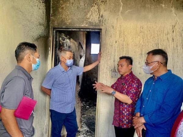 Masiung (dua dari kiri) pada Selasa ketika meninjau keadaan asrama lelaki yang terjejas akibat kebakaran di SMK Tongod, Tongod pada 17 Julai lalu.