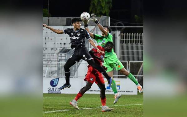 Percubaan gol oleh pemain TFC II, Wan Mohamad Fazli Wan Ghazali (kiri) digagalkan oleh penjaga gol PDRM FC, Muhammad Firdaus Irman Mohd Fadhil pada aksi Liga Premier Malaysia 2022 di Stadium Sultan Ismail Nasiruddin Shah malam tadi. -Foto Bernama