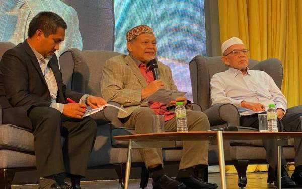 Mohd Amar (tengah) pada Program Dialog Kemakmuran Ekonomi dan Pembangunan Kelantan di Kota Bharu pada malam Selasa.