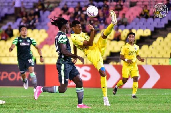 Aksi menarik yang dipamerkan kedua-dua pasukan dalam aksi Liga Super ketika Melaka United melayan kunjungan Penang FC di Stadium Hang Jebat, Krubong malam tadi. -Foto Melaka United FC/Facebook