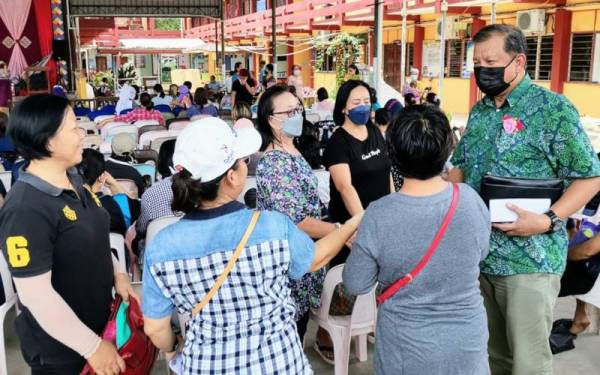 Joniston (kanan) ketika beramah mesra dengan ibu bapa selepas merasmikan Mesyuarat Agung Tahunan PIBG SMK Tun Fuad Stephens di Kiulu, Tuaran.