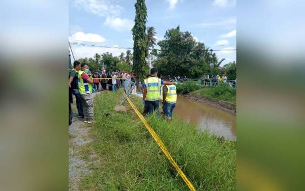 Mayat seorang lelaki ditemui terapung dalam tali air di Jalan Kampung Pida 8, Jitra, pada Rabu. - Foto ihsan Polis