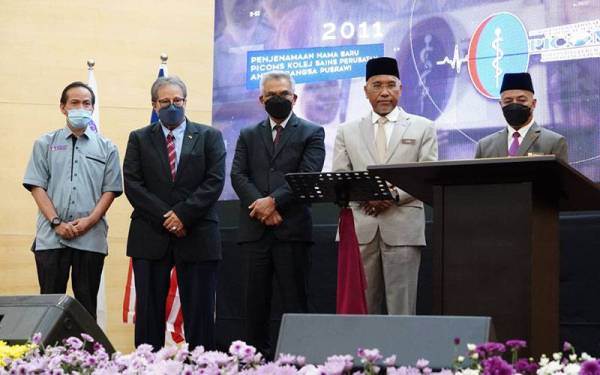 Idris (dua dari kanan) menyempurnakan gimik penjenamaan semula UCMI di Dewan Utama, Kampus Bandar UCMI, Bangunan Bank Rakyat Jalan Tangsi, di sini pada Rabu.