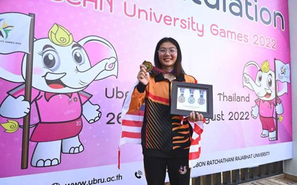 Yong Qi bergambar bersama pingat emas yang dimenanginya dalam acara 200 meter kuak kupu-kupu wanita.