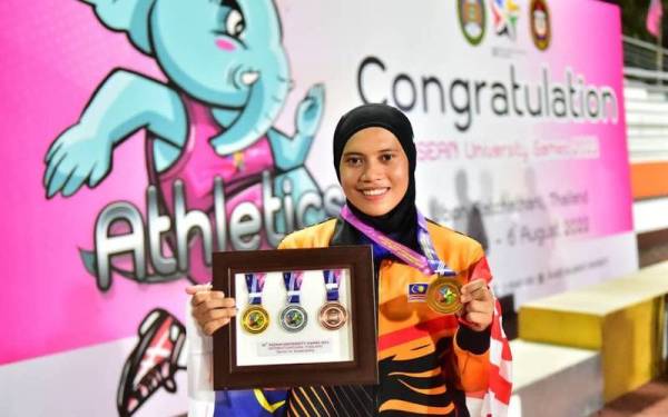 Azreen Nabila bergambar bersama pingat emas yang dimenanginya dalam acara 100 meter wanita di temasya AUG 2022.